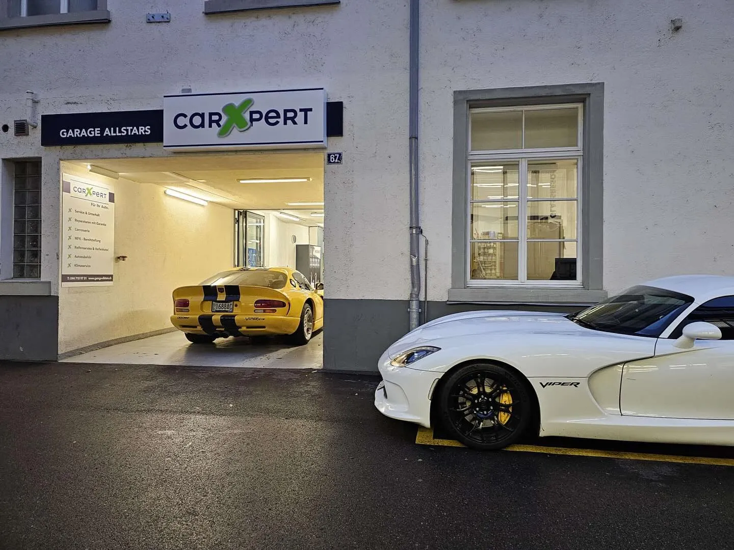 Fahrzeuge vor der Garage Allstars