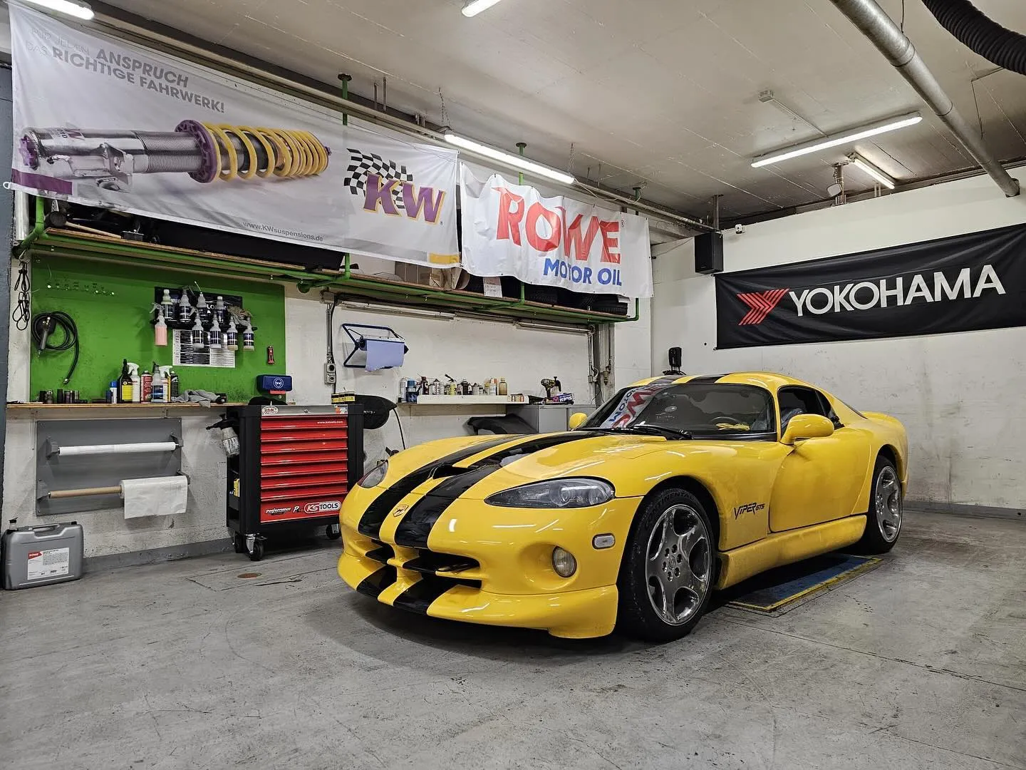 Gelbe Dodge Viper in der Werkstatt