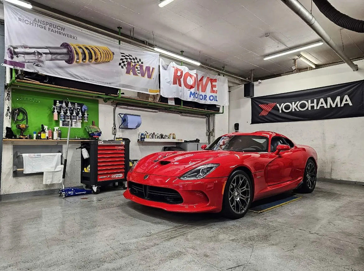 Rote Dodge Viper in der Werkstatt