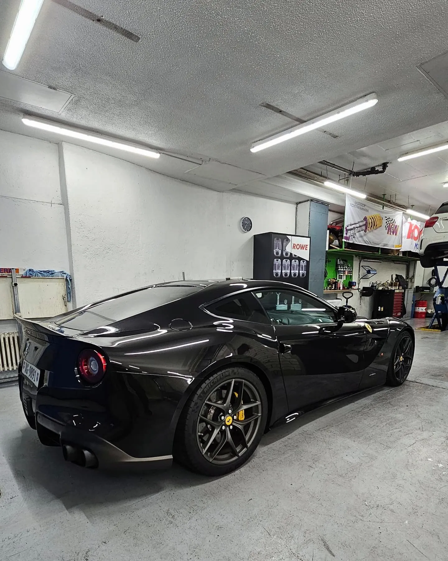 Gelbe Dodge Viper auf der Hebebühne